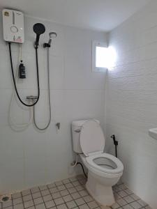 a bathroom with a toilet and a shower at ไร่เติมรัก - บ้านภูตระการ in Ban Khlong Kum