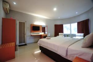 a large bedroom with a large bed and a desk at Buring Residence By TOS Malang in Samaan