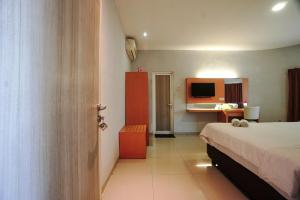 a hotel room with a bed and a bathroom at Buring Residence By TOS Malang in Samaan +9 photos