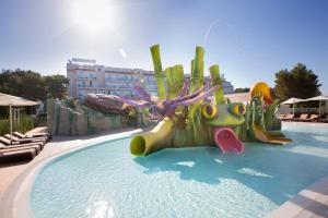 Бассейн в Mar Hotels Playa de Muro Suites или поблизости