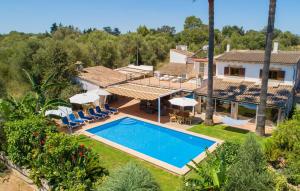 an aerial view of a villa with a swimming pool at Can Tomeu De Llubi in Llubí
