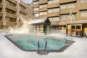 ein Whirlpool im Schnee vor einem Gebäude in der Unterkunft Delta Hotels by Marriott Quebec in Québec