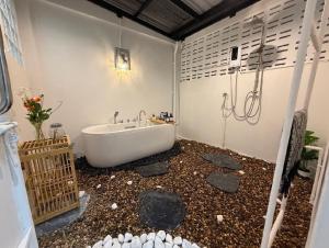 a bathroom with a bath tub and a shower at Cozy house hatyai in Sathani Khlong Rian