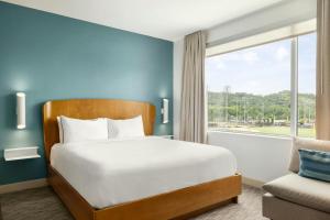 ein Schlafzimmer mit einem Bett und einem Fenster in der Unterkunft Element by Marriott Cartersville in Cartersville + 34 Fotos