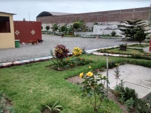 ein Garten mit Blumen vor einem Gebäude in der Unterkunft Motel Sahara Suites in Barranca + 20 Fotos