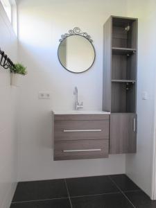 フラウウェンポルデルにあるKlein Zeeduinのバスルーム(洗面台、鏡付)