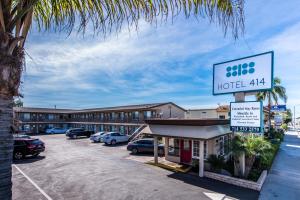 a hotel sign in front of a parking lot at Hotel 414 Anaheim in Anaheim