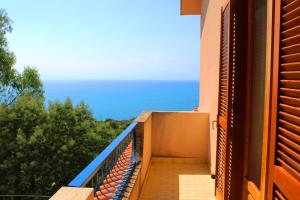 einen Balkon mit Meerblick in der Unterkunft Appartamento Torre in Ioppolo
