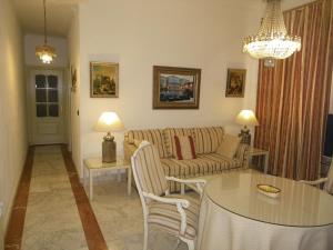 ein Wohnzimmer mit einem Sofa und einem Tisch in der Unterkunft Atocha Palace in Madrid