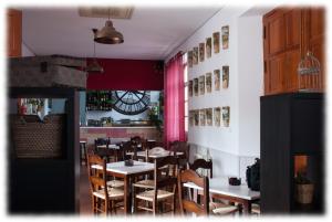 Un restaurante o sitio para comer en Hostal- Restaurante Estación Vía Verde