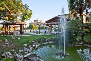 een fontein in een park met een gebouw op de achtergrond bij Hotel Castello di Septe in Mozzagrogna