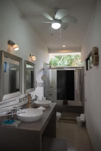 A bathroom at Tamarindo Sunshine