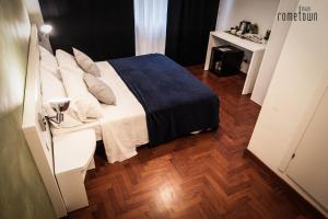 ローマにあるRomeTown B&Bのベッドルーム(白い枕の大型ベッド1台付)