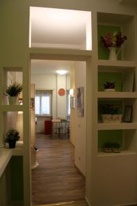 uma porta aberta para uma sala de estar com um corredor em Maison Velia em Roma