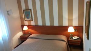 Ein Bett oder Betten in einem Zimmer der Unterkunft Hotel Due Fontane