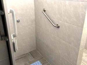a shower stall with a glass door with a shower curtain at Suite moderna para 2, a 5 min del Centro in Ciudad Victoria +6 photos