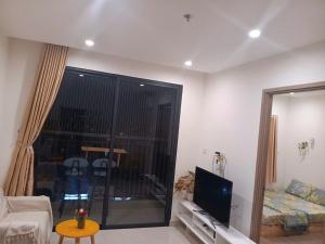 a living room with a couch and a tv in it at GÂY THƯƠNG NHỚ Homestay Phòng trong vinhome grand park tên cũ I love vinhome grand park in Gò Công
