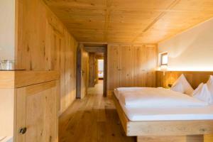 Postel nebo postele na pokoji v ubytování Hotel Montafoner Hof