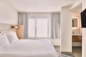 a hotel room with a bed and a window at SpringHill Suites Phoenix Glendale/Peoria in Peoria +16 photos