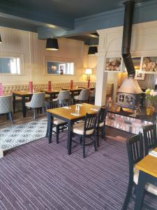 een restaurant met tafels en stoelen en een fornuis bij Cohannon Inn in Dungannon