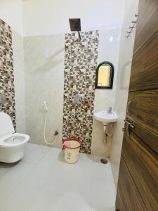 a bathroom with a toilet and a sink at Bimala Hotel in Rānchī
