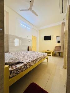 a bedroom with a bed and a flat screen tv at Bimala Hotel in Rānchī