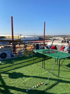 a ping pong table on the deck of a ship at Departamento Mateo'S 505 in Ciudad Acuña