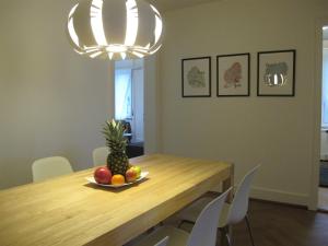 stół jadalny z ananasem i owocami w obiekcie Zurich Furnished Apartments w Zurychu