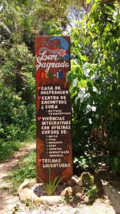 a sign in the middle of a trail at Hospedaria Lar Sagrado Arco-Íris in Ubatuba