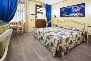 una camera d'albergo con letto, tavolo e sedie di Vip's Motel Luxury Accommodation & Spa a Lonato