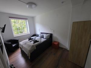 a bedroom with a bed and a window at Gästehaus Strandbake in Cuxhaven