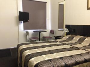 Ένα ή περισσότερα κρεβάτια σε δωμάτιο στο Avalon Motel