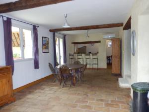 uma sala de jantar com mesa e cadeiras em Gite de la Coste em Langlade