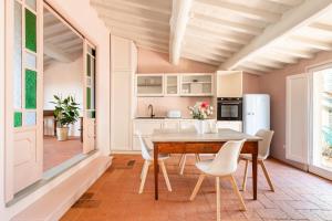 a kitchen and dining room with a table and chairs at Romantico appartamento nel centro storico in Cortona
