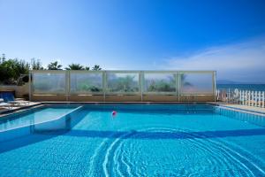 Piscina de la sau aproape de Georgina +108 fotografii