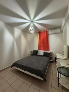 a bedroom with a bed and a red window at Belle maison équipé avec piscine in Mamoudzou