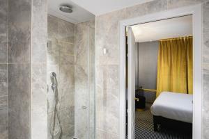 Postel nebo postele na pokoji v ubytování Snob Hotel