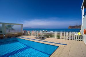une piscine avec vue sur l'océan dans l'établissement Georgina, à Agia Marina