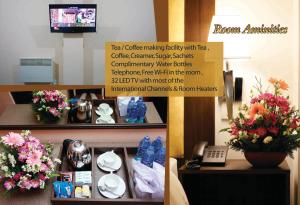 uma colagem de duas fotos de um quarto com flores em The Queensburry City Hotel em Nuwara Eliya