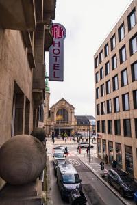 Blick auf eine Stadtstraße mit einem Schild an einem Gebäude in der Unterkunft Hotel Grey in Luxemburg (Stadt)