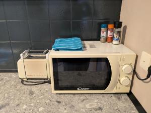 a microwave and a toaster oven on a counter at Pension Heller in Odelzhausen