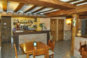 a dining room with a table and a bar at Hotel Rural Verdeancho in Belorado