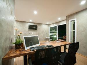 - un ordinateur installé sur un bureau en bois dans l'établissement Baan Chokdee Pai Resort, à Pai