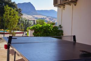 a ping pong table with a view of a mountain at Gusta la Vista in Ríogordo