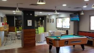 Biliár nebo kulečník v ubytování Travelodge Murcia