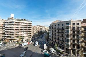 バルセロナにあるSibs Bcn- Balmes- Romantic CityCentre Beautifulの建物のある街並み