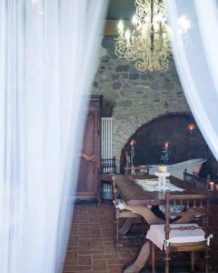 comedor con mesa y lámpara de araña en The Bergamot, en Tursi