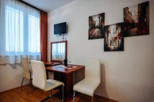 een kamer met een bureau met stoelen en een spiegel bij Sweet Dreams Apartments in Zadar
