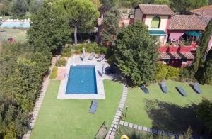 an aerial view of a garden with a swimming pool at LE MASSE - LOFT in Montelupo Fiorentino