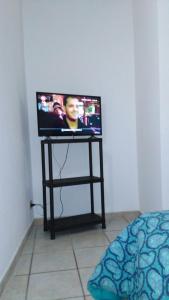 una televisione seduta su un supporto in una stanza di Residenza Juvarra Deluxe a Torino